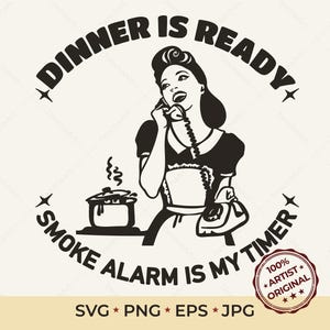 Op de afbeelding: Zwart-wit retro-afbeelding met een vrouw aan de telefoon en de tekst "Dinner is Ready, Smoke Alarm is My Timer." Een pan met eten stoomt op het fornuis. Inclusief SVG-, PNG-, EPS- en JPG-bestandsformaten.