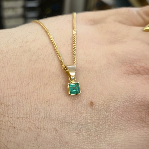 18ct Yellow Gold Square Collet Set Emerald Pendant an… - Gem