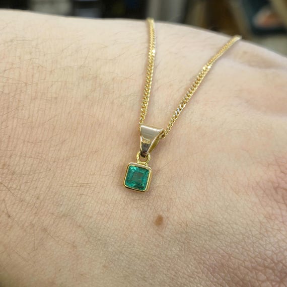 18ct Yellow Gold Square Collet Set Emerald Pendant an… - Gem