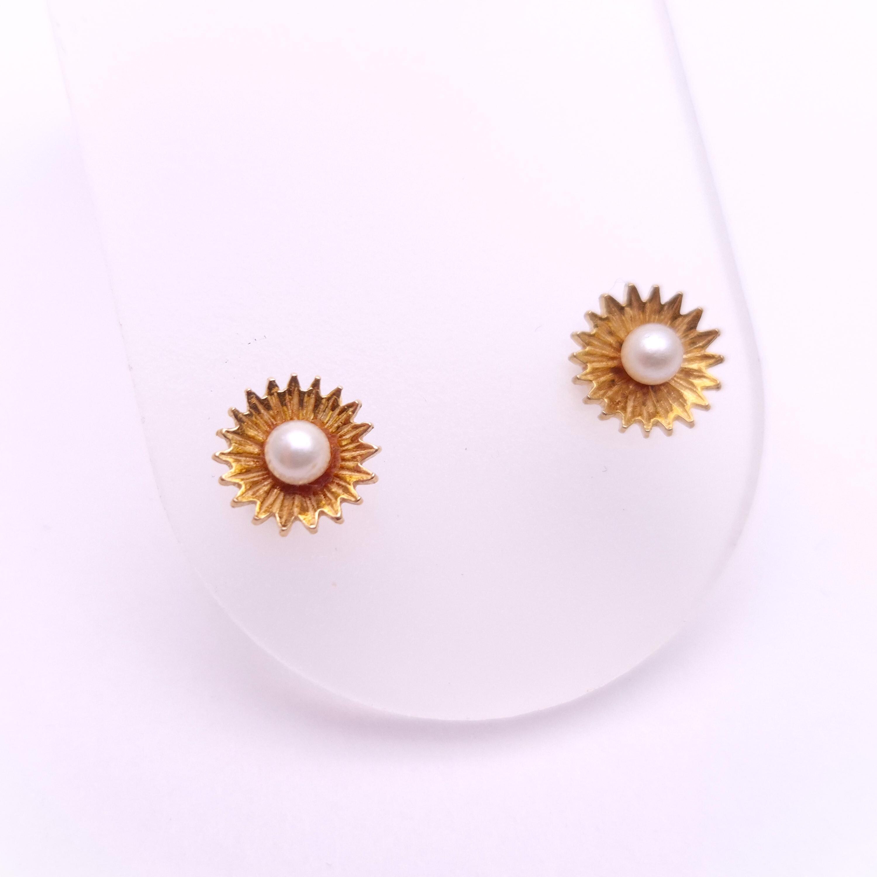 9ct Yellow Gold Pearl Centred Starburst / Flower Stud Earrings
