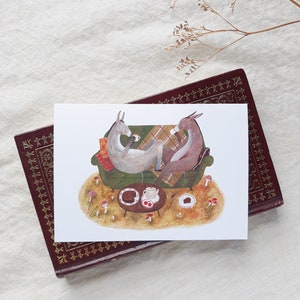 Tarjeta de felicitación con burros: fiesta de té con pastel: burros bebiendo té en un sofá