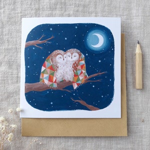 Tarjeta acogedora de búhos bajo la luna: tarjeta de felicitación de pareja enamorada