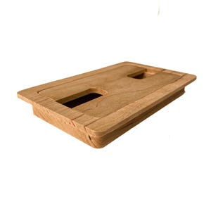 Op de afbeelding: Een houten vloerregister afdekking met twee rechthoekige openingen. De afdekking is gemaakt van lichtbruin hout met een natuurlijke afwerking.