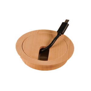 Op de afbeelding: Een ronde, houten kabeldoorvoer met een zwarte kabel die erdoorheen loopt. De afdekking heeft een gladde, lichtbruine afwerking en een licht verhoogde rand.