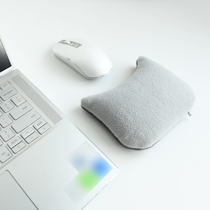Apoio de pulso para mouse em lã polar cinza: suporte ergonômico tipo pufe
