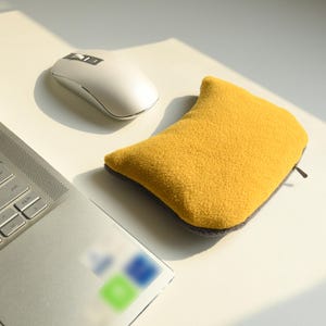 Reposamuñecas para ratón tipo puf amarillo: soporte ergonómico de forro polar
