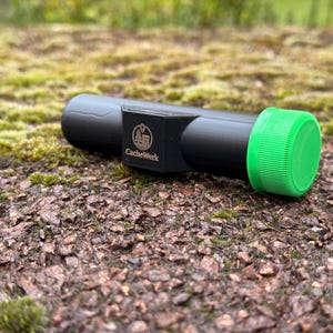 ジオキャッシング用隠しアイテム PETling（マグネットホルダー付き） – 迷彩＆シグナルカラー | DIYキャッシュコンテナ | ジオキャッシング用隠しアイテム | CacheWerk