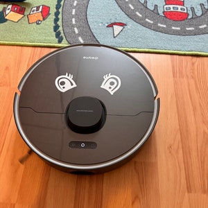 Playful eye sticker for vacuum robots – your helper is looking at you! - suitable for all brands such as Eufy, Roborock, Dreame, Roomba