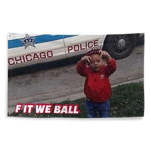 Puede incluir: Un tapiz de pared con un niño con una chaqueta y gorra Adidas rojas, haciendo gestos con las manos. El texto "FIT WE BALL" está en la parte inferior. Un coche de policía de Chicago está en el fondo.