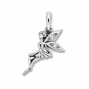 Puede incluir: Colgante de plata con forma de hada, con un lazo para un collar. El hada tiene alas detalladas con detalles de piedras transparentes. Lleva un vestido y tiene una flor en el pelo. Sobre un fondo blanco.