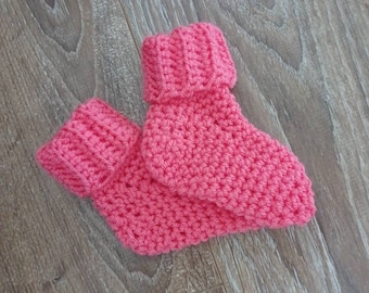 Chaussettes pour bébé au crochet faites à la main style vintage en rose vif, âge 0-3 mois, cadeau, tenue, baby shower, baptême, anniversaire