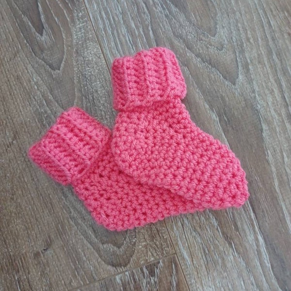 Handmade Crochet Baby socks vintage style in bright pink, age 0-3 months, gift, outfit, baby shower, christening, birthday