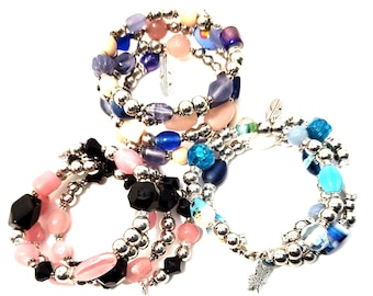 Pulsera de alambre con memoria hecha a mano: cuentas de vidrio y acrílico multicolor