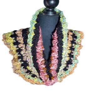 Gehäkelter Schlauchschal mit glänzenden Goldfäden