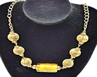 Collar de bronce hecho a mano con cuentas de vidrio laminadas en oro y cadena de 50 cm.