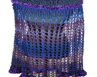 Handgemaakte kanten ponchocap: glinsterende blauwpaarse gehaakte top