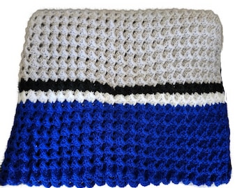 Handgemachte Häkeldecke Afghan: Grau, Blau & Schwarz gestreifte Decke