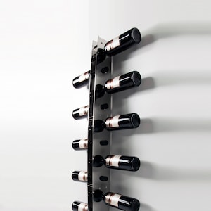 TIXBYGO Scaffale per bottiglie di vino industriale fissato alla parete, in  legno, da parete con porta bicchieri nero + portabottiglie in metallo per