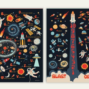 Op de afbeelding: Een kleurrijke educatieve poster met een alfabetkaart met ruimtethema-illustraties en een nummerkaart met ruimtethema-illustraties. De alfabetkaart bevat illustraties van een astronaut, een komeet, een telescoop, een raket, een satelliet, een ster, een planeet en een maan. De nummerkaart bevat illustraties van sterren, planeten, kometen, UFO's, raketten, astronauten en een zon. De poster heeft de tekst "BLAST OFF!" onderaan.
