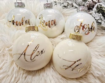 Gepersonaliseerde glazen kerstbal met naam of monogram