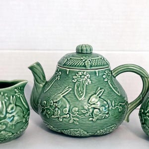 Bordallo Pinheiro „Rabbit Green“ Teekanne / Zucker mit Deckel / Milchkännchen / Portugal / 1980er Jahre