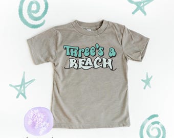 Camiseta de cumpleaños "Tres años en la playa", Camiseta de tercer cumpleaños para niño, Camiseta de cumpleaños número 3, Cumpleaños en la playa, Cumpleaños de surf, Camiseta de cumpleaños divertida, Surfista