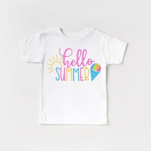 Puede incluir: Camiseta blanca con un gr&aacute;fico colorido que dice "hello summer" con un sol y un cono de nieve.