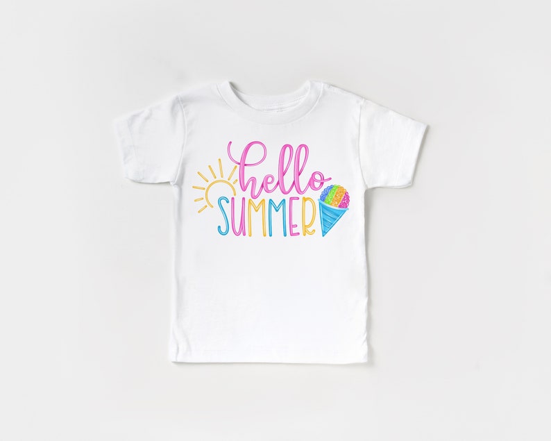 Puede incluir: Camiseta blanca con un gr&aacute;fico colorido que dice "hello summer" con un sol y un cono de nieve.