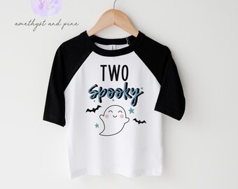 Dos camisetas raglán espeluznantes, cumpleaños de Halloween para niños, cumpleaños de fantasmas, segundo cumpleaños de niño, segundo cumpleaños de niño pequeño, día de abucheos, cumpleaños espeluznante