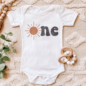 Camiseta "Mi primer viaje alrededor del sol", Conjunto bohemio para el primer cumpleaños, Unisex "Uno bajo el sol", Minimalista para niño o niña, Luz solar tenue