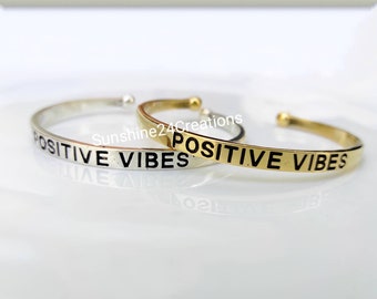 Positive Vibes Manschettenarmband für Frauen, dünnes, dünnes Silberarmband, Stapelarmband, benutzerdefinierte Gravur, Koordinaten, Mantra, Zitat Armreif
