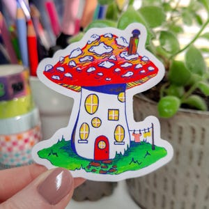 Sticker champignon | Sticker maison de fée, champignon mignon, champignon vénéneux, cottagecore, kawaii, art champignon, sticker pour ordinateur portable, sticker pour agenda
