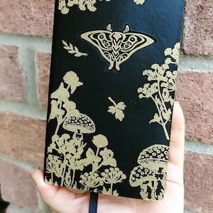 Diario Homenaje a Ellie Joel Art. Piel sintética grabada con polilla. Cuaderno de bocetos compacto de 100 g/m². Bloc de notas de tamaño de viaje. Papel rayado para bocetos en muchos colores.
