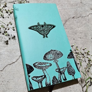 Diario Homenaje a Ellie Joel Art. Piel sintética grabada con polilla. Cuaderno de bocetos compacto de 100 g/m². Bloc de notas de tamaño de viaje. Papel rayado para bocetos en muchos colores.