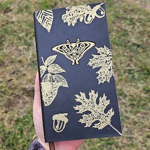 Diario Homenaje a Ellie Joel Art. Piel sintética grabada con polilla. Cuaderno de bocetos compacto de 100 g/m². Bloc de notas de tamaño de viaje. Papel rayado para bocetos en muchos colores.