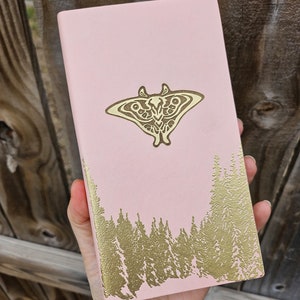 Diario Homenaje a Ellie Joel Art. Piel sintética grabada con polilla. Cuaderno de bocetos compacto de 100 g/m². Bloc de notas de tamaño de viaje. Papel rayado para bocetos en muchos colores.