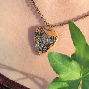 Nachtvlinder gitaar plectrum eerbetoon aan TLOU hout gegraveerde ketting geïnspireerd in videogame Death Moth Goth sieraden Ellie Tattoo Fantasy hanger