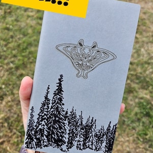 Diario Homenaje a Ellie Joel Art. Piel sintética grabada con polilla. Cuaderno de bocetos compacto de 100 g/m². Bloc de notas de tamaño de viaje. Papel rayado para bocetos en muchos colores.