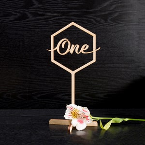 Rustieke houten tafelnummers met standaard, modern tafelbord kalligrafie bruiloft, op maat gemaakt middelpunt van evenement