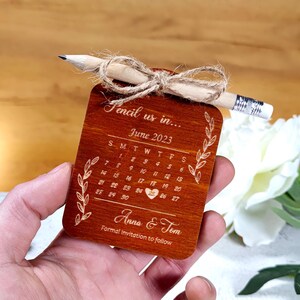 Pencil Us In Save The Date: invito di nozze in legno con mini matita