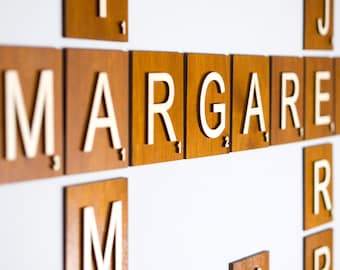 4x4 träväggplattor med Scrabble-motiv: Anpassad konst med efternamn