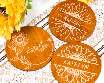 Posavasos de girasol para tarjetas de lugar de boda: recuerdos rústicos de madera