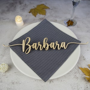 Hölzerne Hochzeit Tischkarten: Personalisierte Tischdekoration
