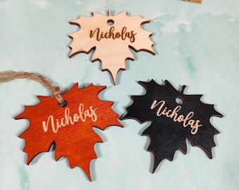Personalisierte Ahornblatt-Tischkarten: Hölzernes Thanksgiving-Tischdekor. Stammbaumschmuck, Ahornblatt Weihnachtsbaumschmuck