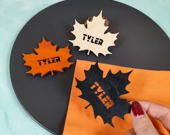 Personalisierte Ahornblatt-Tischkarten: Hölzernes Thanksgiving-Tischdekor