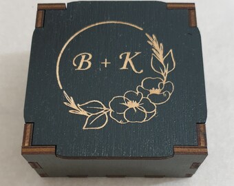 14 cajas de madera de wengué negro (negro) con logo grabado y nombres con soportes de terciopelo en su interior.