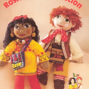 Puede incluir: Patrón de tejido de punto para dos muñecas, Rosie y Jim. Las muñecas están vestidas con ropa colorida y tienen detalles bordados. El patrón se titula "Rosie & Jim Collection".