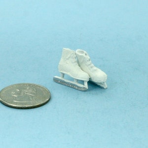 Par de patines de hielo o de hockey en miniatura de metal blanco para casa de muñecas imagen 3