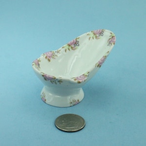 Dollhouse Miniature White Porcelain Victorian Hip Bathtub with Floral Designs