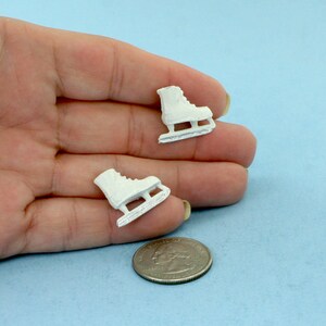 Par de patines de hielo o de hockey en miniatura de metal blanco para casa de muñecas imagen 2